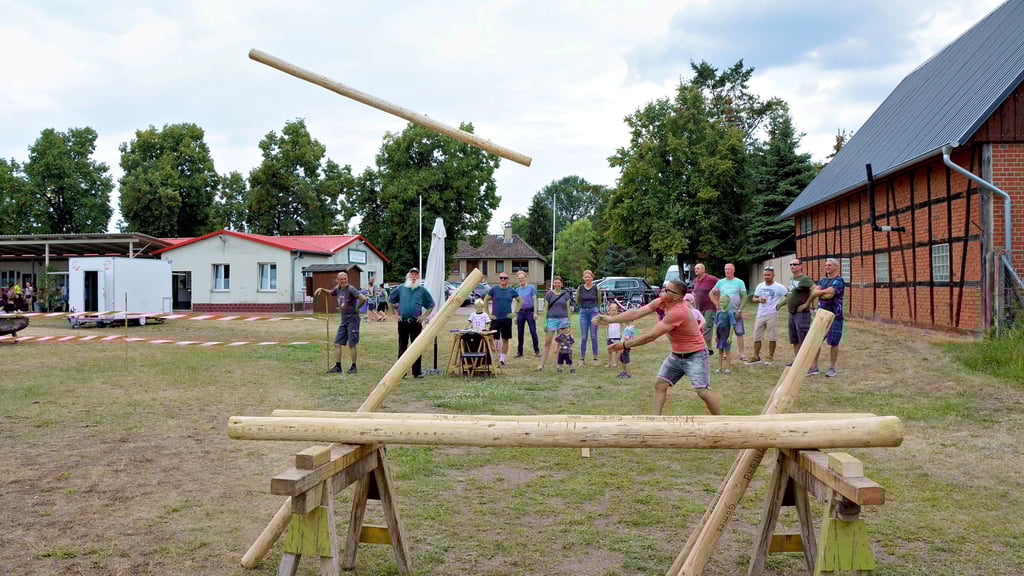 Das Baumstammweitwerfen nach dem Vorbild der Highland-Games unter der Regie von Hartwig Simon und Sohn Sven erlebte beim Sommerfest der Gemeinde Zehrental auf dem Groß Garzer Sportplatz seine Premiere. Danny Glombitza gelang der erste spektakuläre Wurf der Festbesucher.