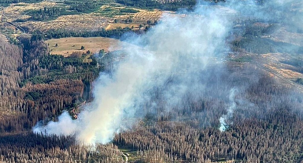 Das Luftbild macht deutlich, dass der Brand im Nationalpark Harz an mindestens zwei Stellen ausgebrochen ist.