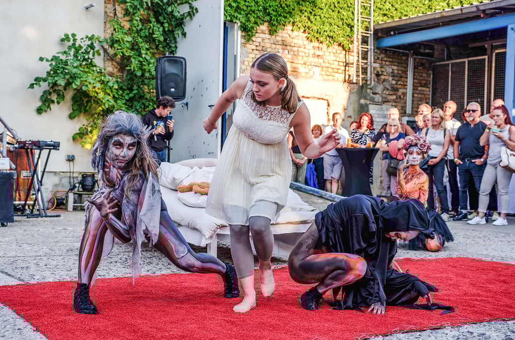 Der Hof der alten Schmiede zählte zu den Auftrittsorten: Gestalten aus dem Totenreich erinnern an die Pest.