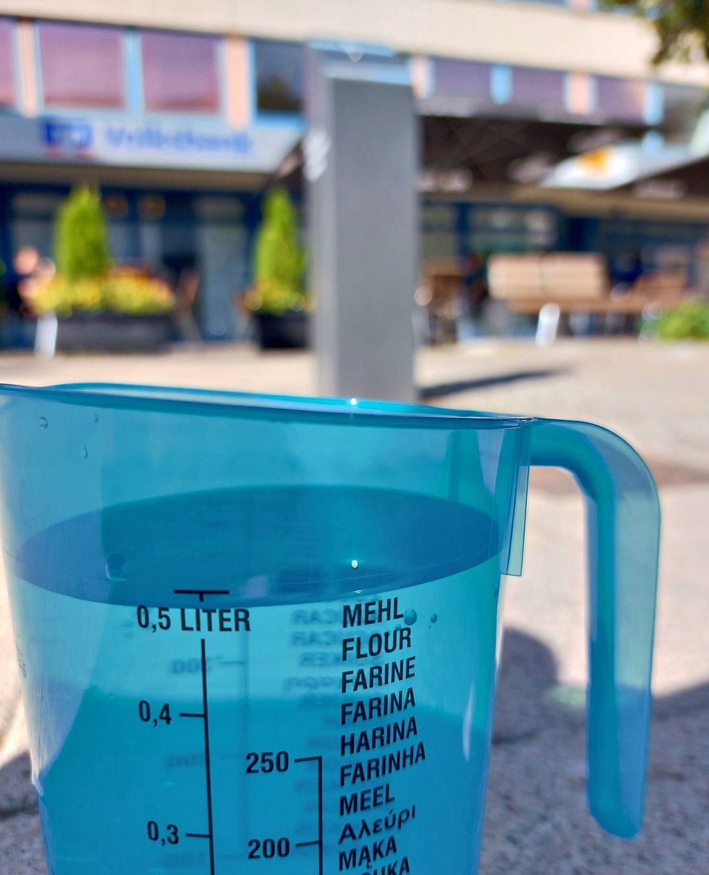 Gut ein halber Liter Wasser kommt jeweils auf Knopfdruck aus dem Trinkbrunnen.