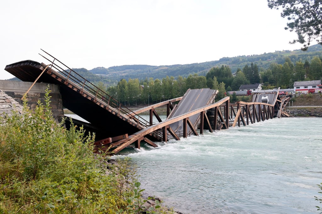 Eine fast 150 Meter lange Brücke über den Fluss Laagen ist im Tal von Gudbrandsdalen zusammengebrochen.