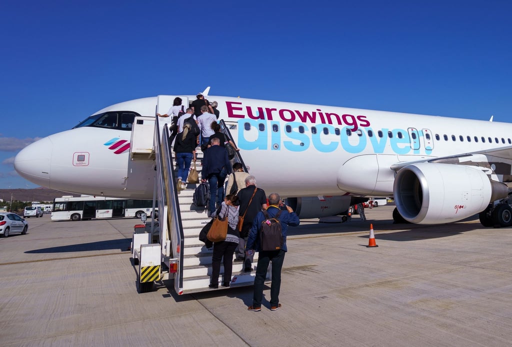 Passagiere gehen an Bord einer Maschine der Lufthansa-Tochter „Eurowings Discover“.