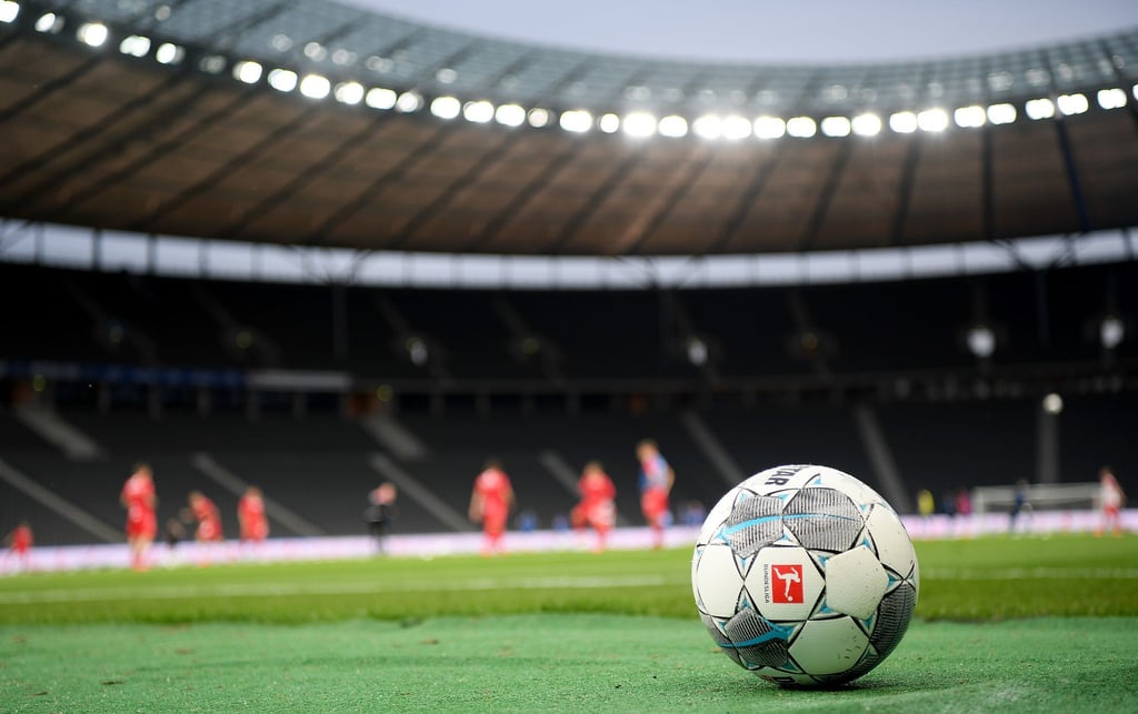 Ein Spielball liegt auf dem Rasen.