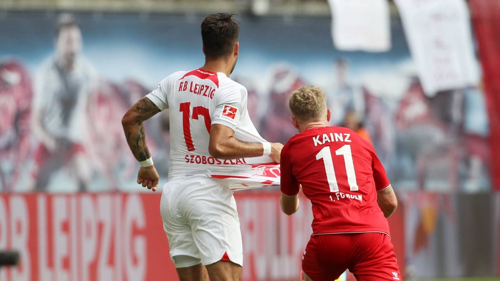 Foul vor dem Foul: Florian Kainz zieht Dominik Szoboszlai am Trikot, bevor der Ungar mit dem Unterarm nach hinten ausschlug.