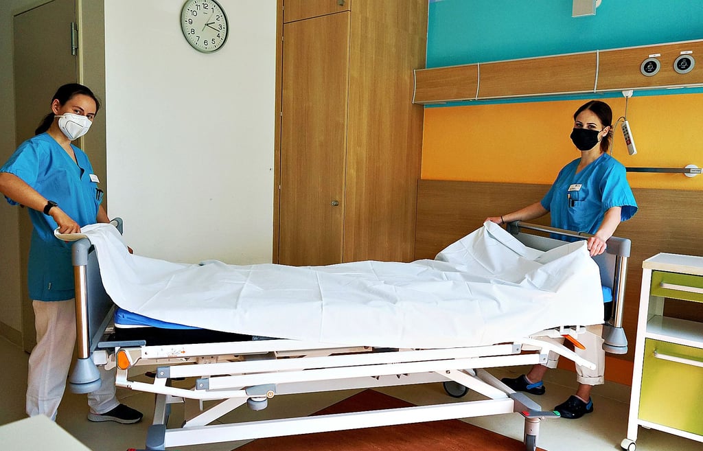 FSJler Karina Maier (v.l.) und Tina Lützkendorf beziehen im Carl-von-Basedow-Klinikum ein Bett neu.