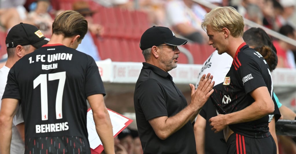 Berlins Trainer Urs Fischer (M) gibt seinem Spieler Morten Thorsby bei dessen Einwechslung Anweisungen.