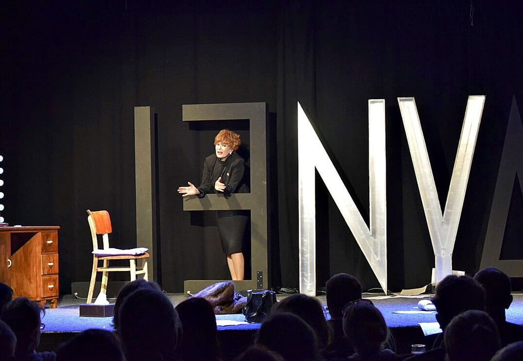 „Miss Lenya, please“ gehört zu den Wiederaufnahmen der Kammerspiele: Der Kurt-Weill-Abend wird erzählt über dessen Frau Lotte Lenya (Susanne Bard).