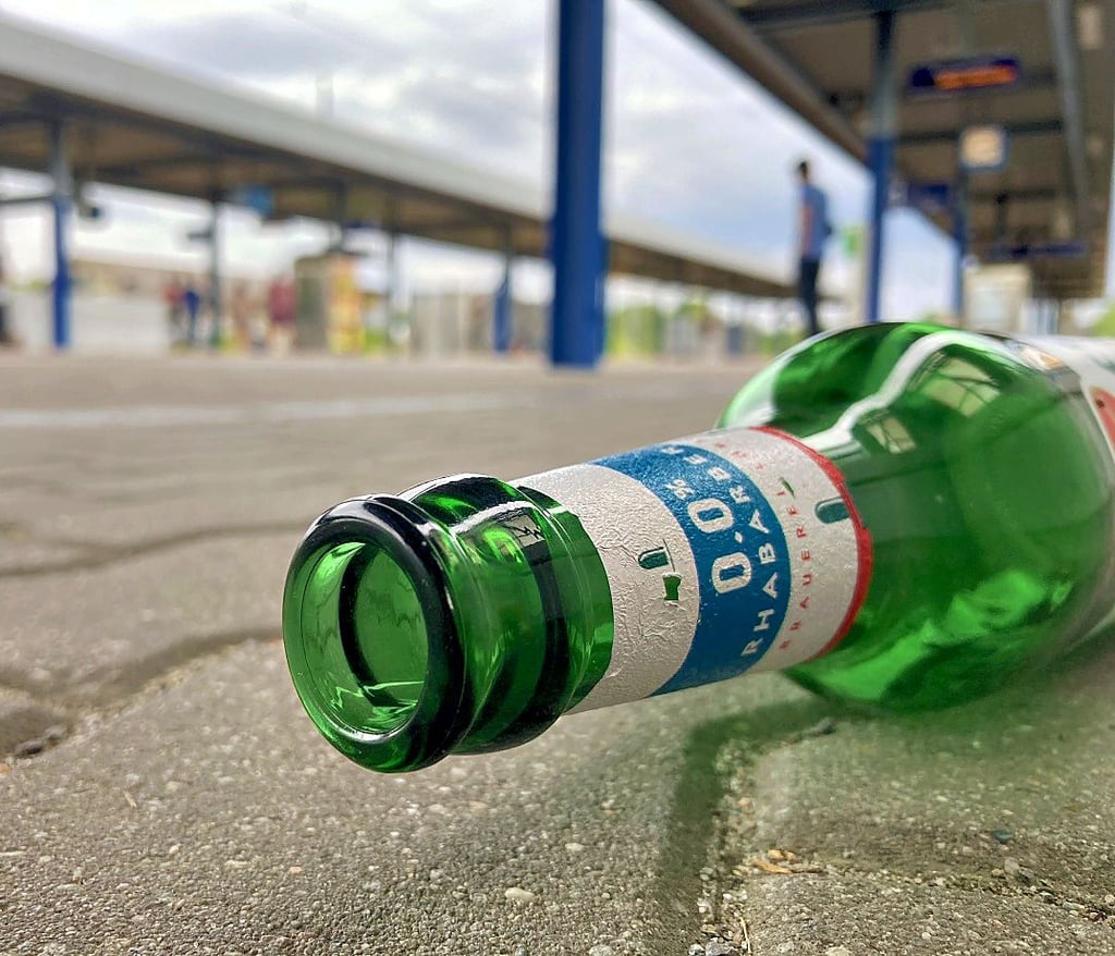 Fahrgäste bemängeln Schmutz, Müll und Unrat, der sich am Burger Bahnhof anfindet.