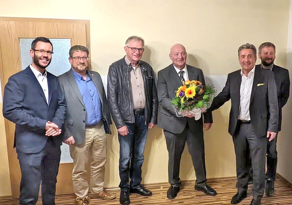 Sechs Männer und ein Blumenstrauß: Am 23. März nominierte die CDU Thomas Thamm zum Kandidaten für die Bürgermeisterwahl in Bördeland.
