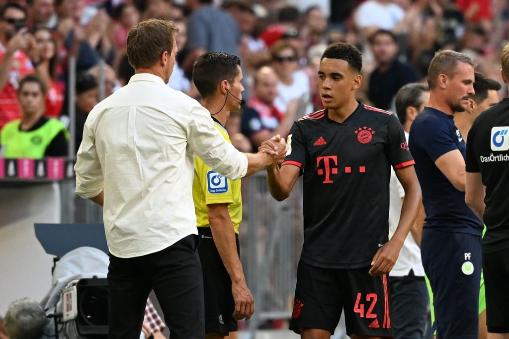 Gut gemacht: Bayern-Coach Julian Nagelsmann beglückwünscht Youngster Jamel Musiala.