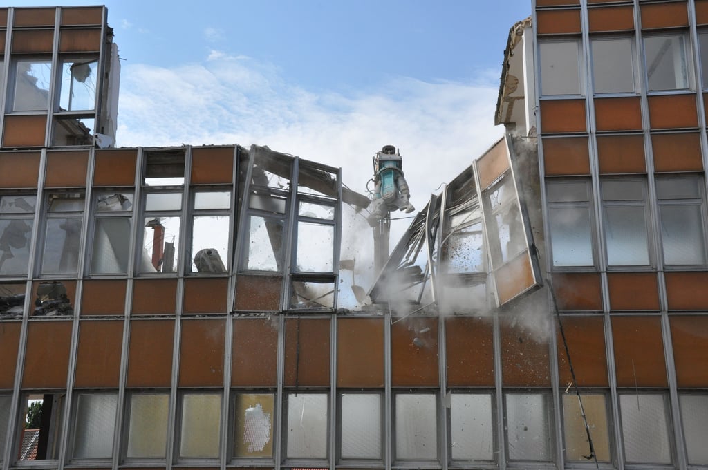 Am Montag begannen die Abrissarbeiten an der Fassade des ehemaligen Roland-Kaufhauses. Zuerst fiel der Mittelteil.