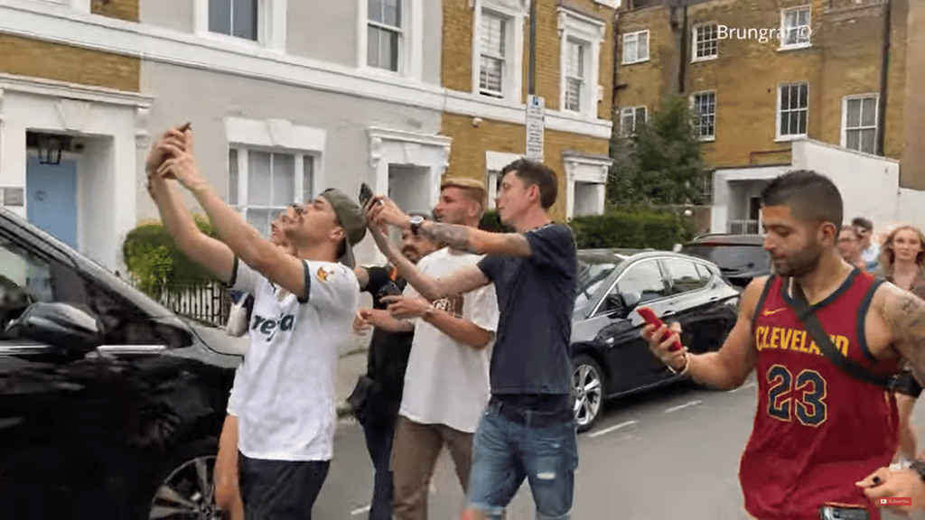 Timo Werner mit Fans in London.
