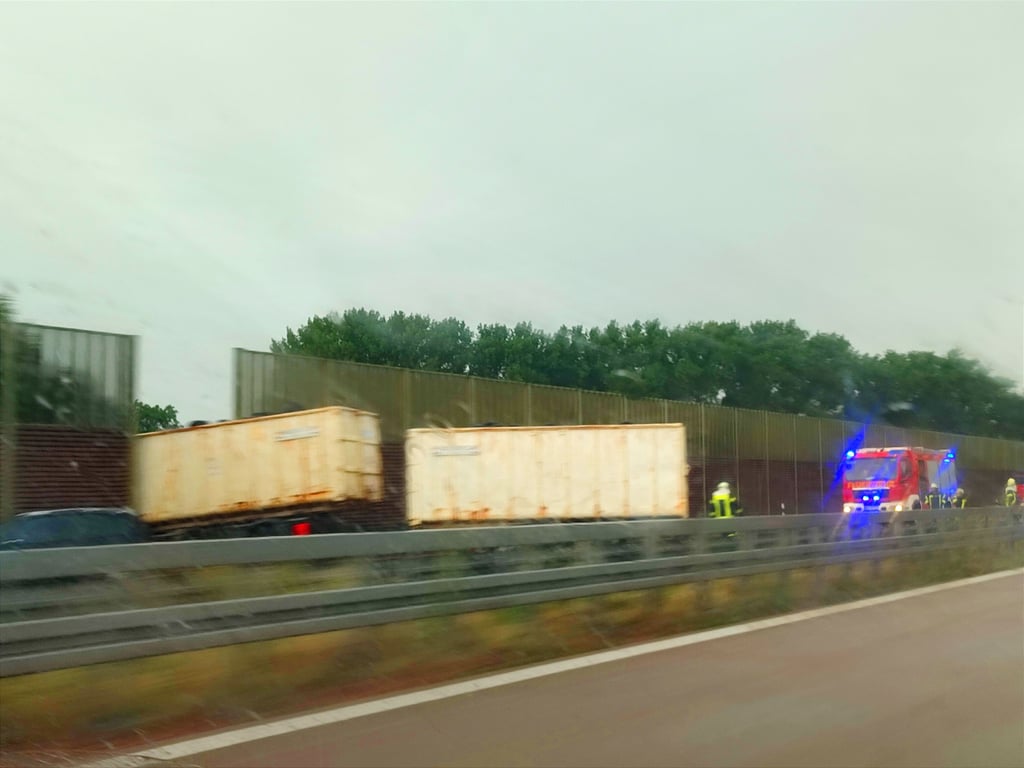 Vollsperrung auf der A9 nach einem Lkw-Unfall in Höhe Bad Dürrenberg.
