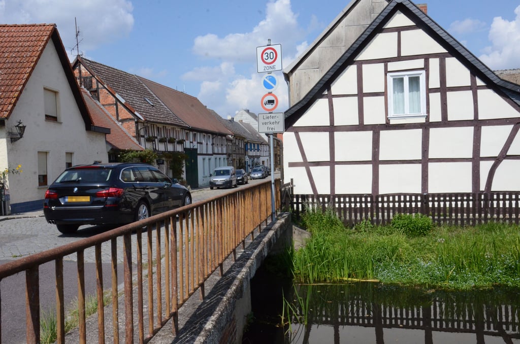Fahrzeugführer nutzen immer häufiger die schmale historische Gardelegener Straße in Kalbe. So werden Wartezeiten an der Ampel auf der regulärenUmleitungsstrecke vermieden. Doch die Anwohner ärgert dieses Verhalten.