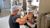 „Eiskoch“ Sebastian Elster an der Maschine, die das  wichtigste Produkt der Langenweddinger herstellt. 