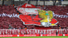 Messemännchen mit DFB-Pokal: Chroeografie der Fans von RB Leipzig.