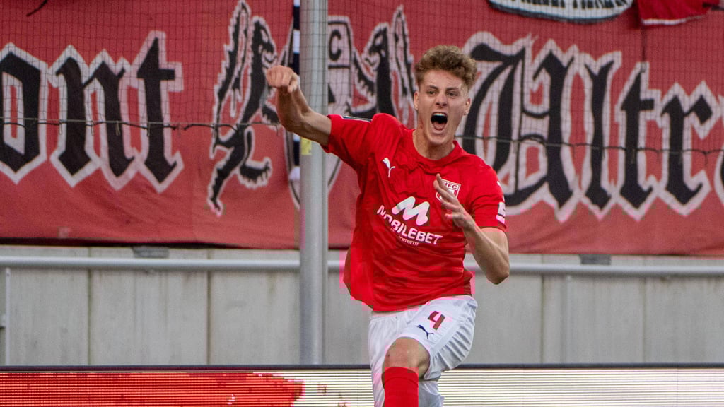 Seymor Fünger jubelt nach seinem Tor zum 1:0 des HFC gegen Oldenburg.