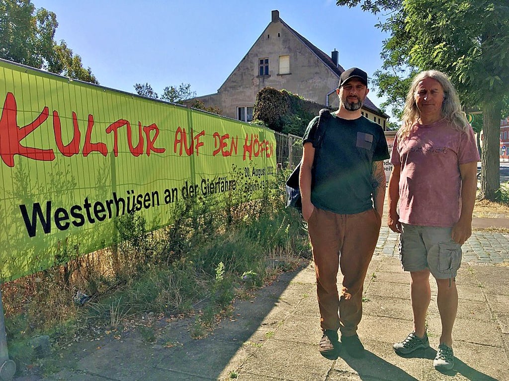 Marcel Wark und Gregor Schienemann sind seit Januar mit der Organisation der Musiknacht in Magdeburg-Westerhüsen beschäftigt.