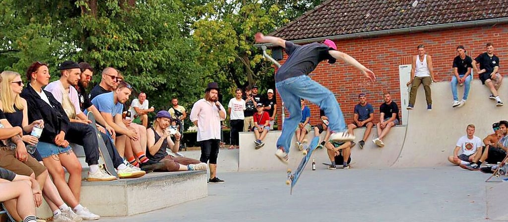 Bei den Treffen der Skateboarder im Goethepark in Burg stehen auch Tricks im Vordergrund, die bejubelt werden.