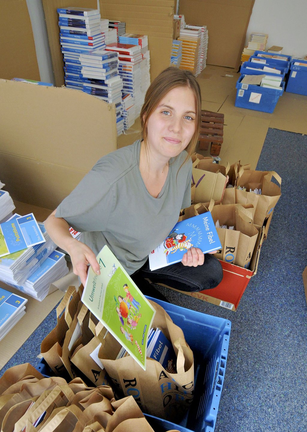 Marie-Luise Mosch, Mitarbeiterin in der Naumburger Gutenberg-Buchhandlung, packt die Tüten für individuelle Bestellungen.