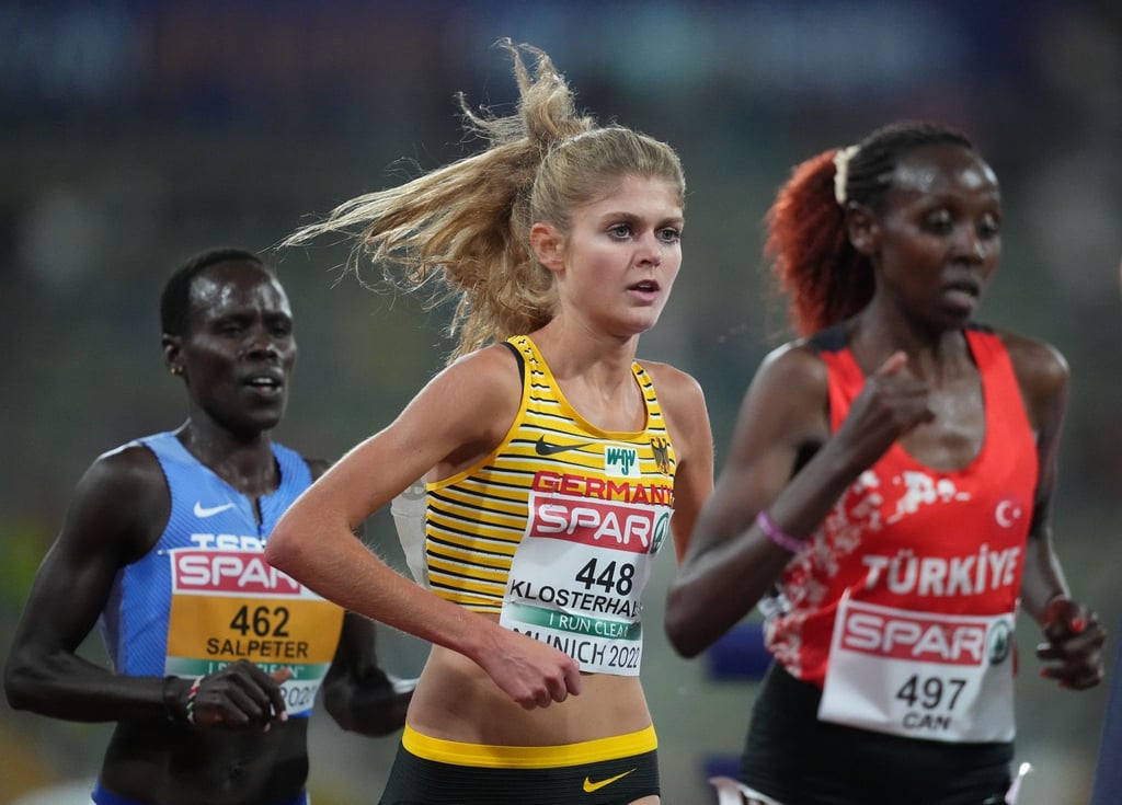 Ist über 10.000 Meter ohne Medaille geblieben: Konstanze Klosterhalfen (M) wurde Vierte.