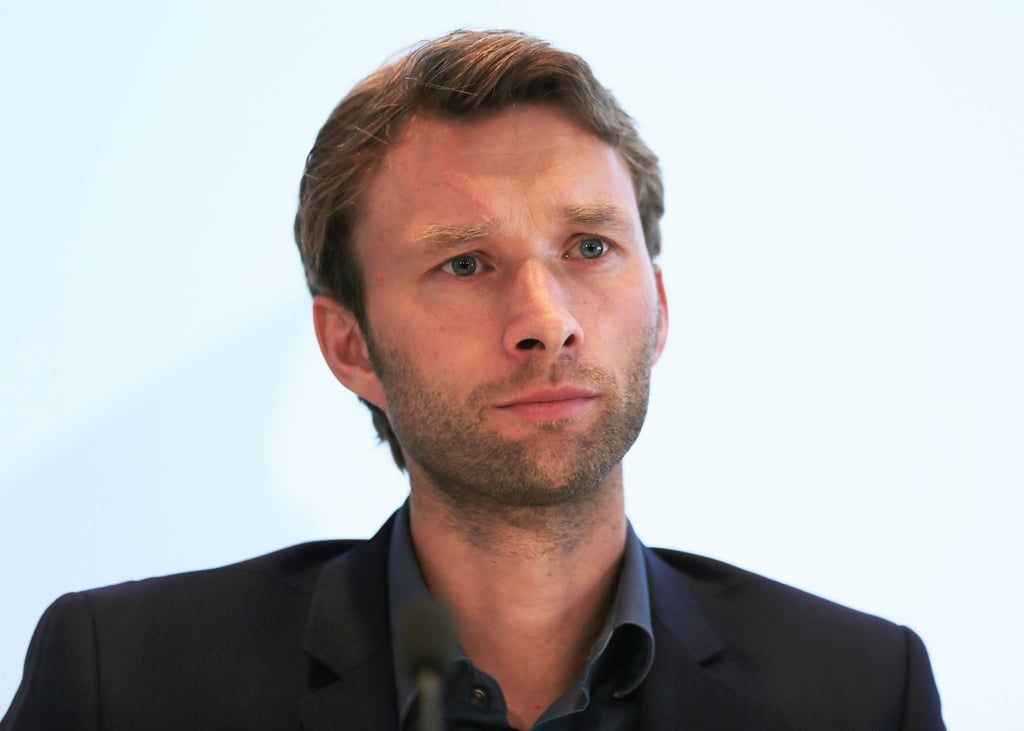 Leverkusens Sportdirektor Simon Rolfes plädiert für Änderungen im Berater-Geschäft.