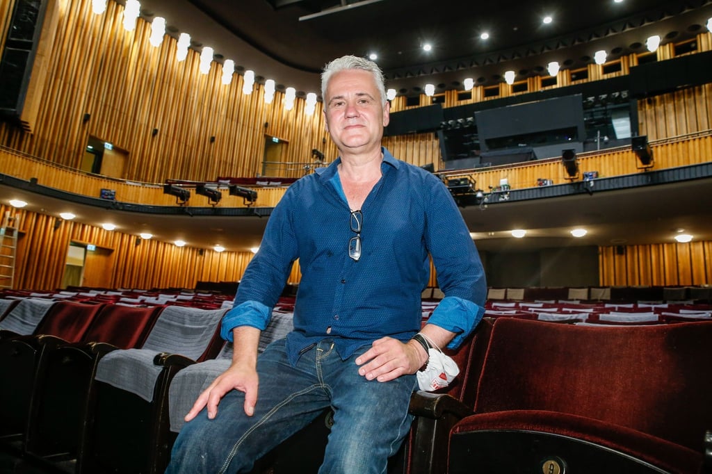 Martin Woelffer, Intendant der Kudammbühnen, sitzt bei einem Pressetermin zur Spielzeiteröffnung der Komödie am Kurfürstendamm im Schillertheater.