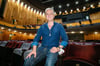 Martin Woelffer, Intendant der Kudammbühnen, sitzt bei einem Pressetermin zur Spielzeiteröffnung der Komödie am Kurfürstendamm im Schillertheater.