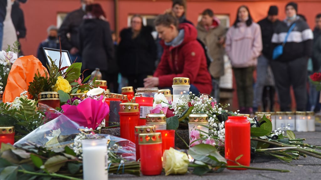Viele Ascherslebener hatten zum Gedenken an die Getötete auf dem Holzmarkt Kerzen angezündet.