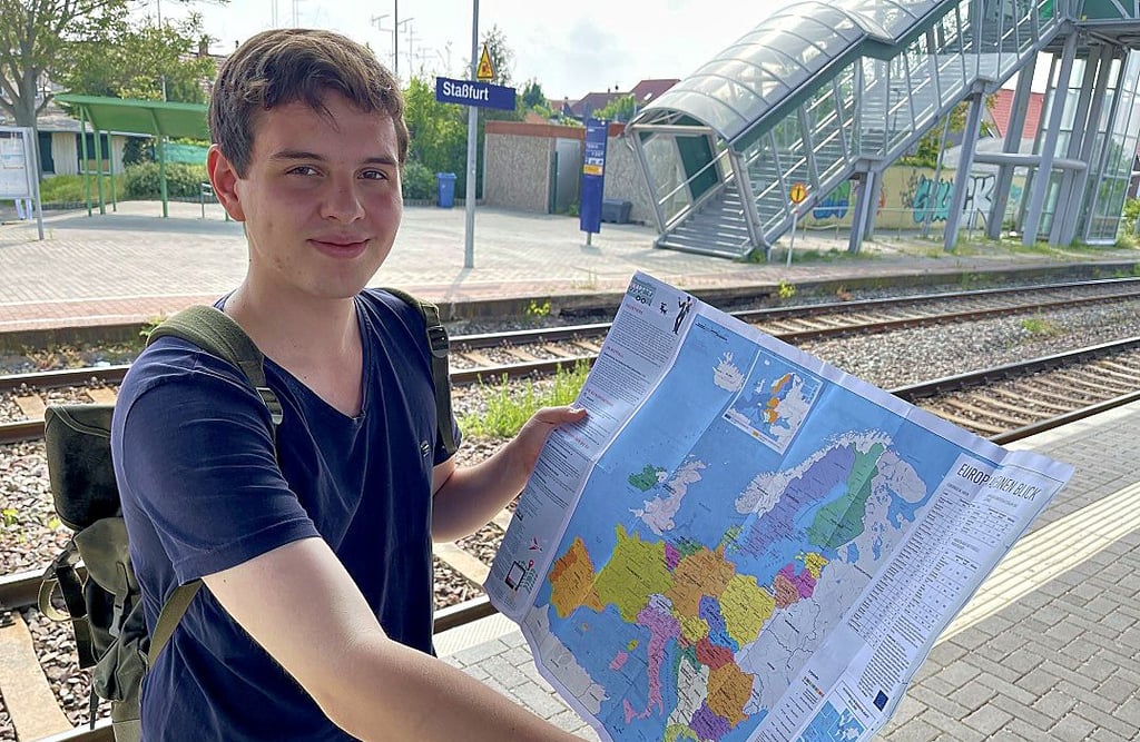 Jonas Zellmer vor einigen Wochen am Bahnhof Staßfurt mit der Europakarte in der Hand.