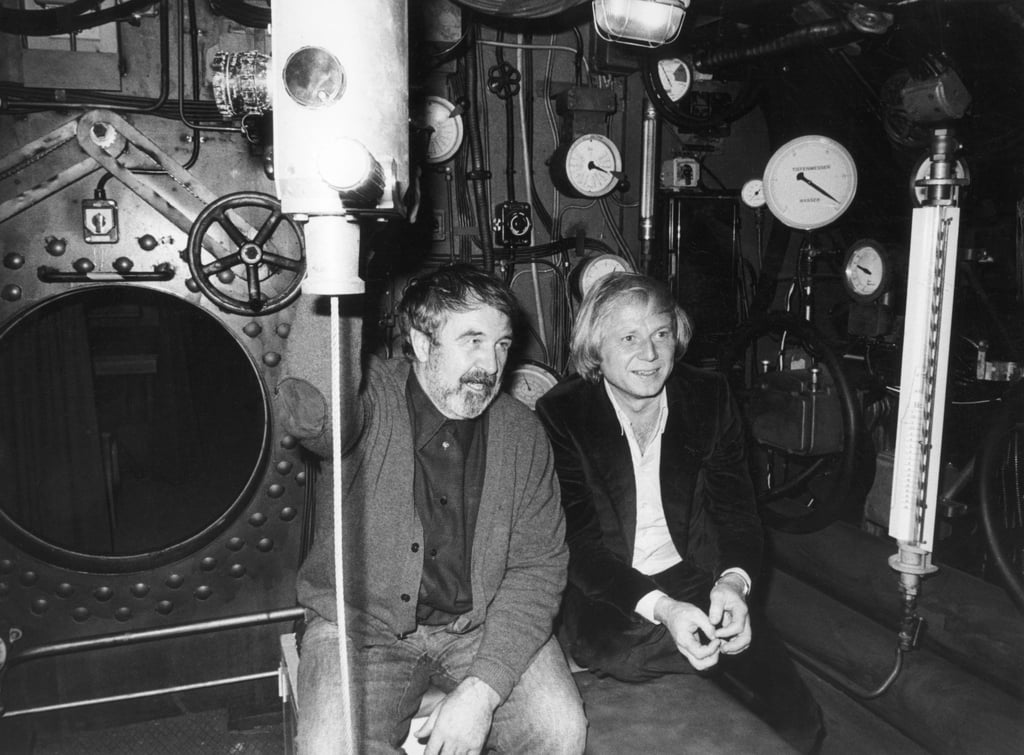 Der Regisseur Wolfgang Petersen (r) und der Schriftsteller Lothar-Günther Buchheim sitzen in dem original nachgebauten U-Boot für den Film "Das Boot".