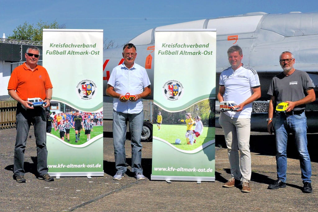 Von links: Matthias Jahn (Geschäftsführer Flughafengesellschaft Stendal-Borstel), Uwe Balliet (Jugendleiter 1. FC Lok Stendal), Michael Müller (Präsident des KFV) und Jörg Freytag (Fahrschullehrer).
