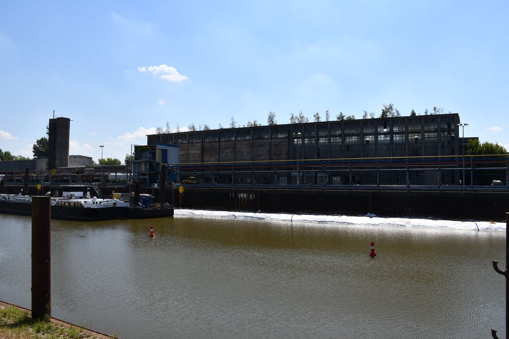 Die Spundwand im Hafenbecken II im Gewerbegebiet Nord in Magdeburg ist akut einsturzgefährdet.