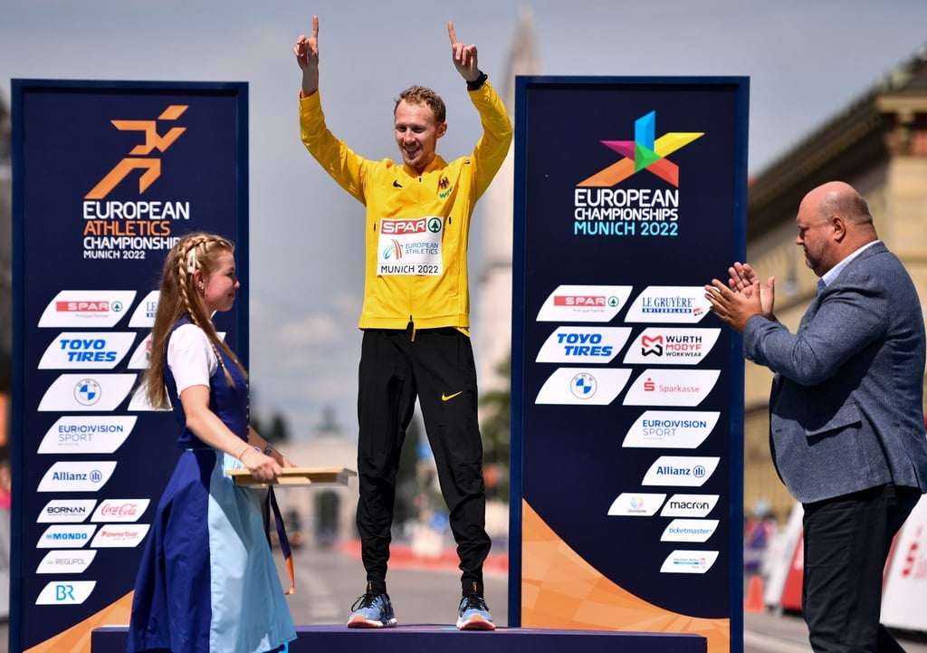 Marathonläufer Richard Ringer feiert seinen EM-Titel.
