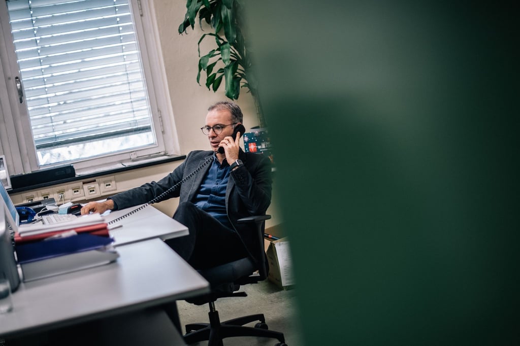 Bei Ermittlungen rasen Kommissare nicht ständig durch die Gegend: Viel Arbeit erledigt Kriminalhauptkommissar Daniel Kretzschmar beim Landeskriminalamt in Berlin auch am Schreibtisch.