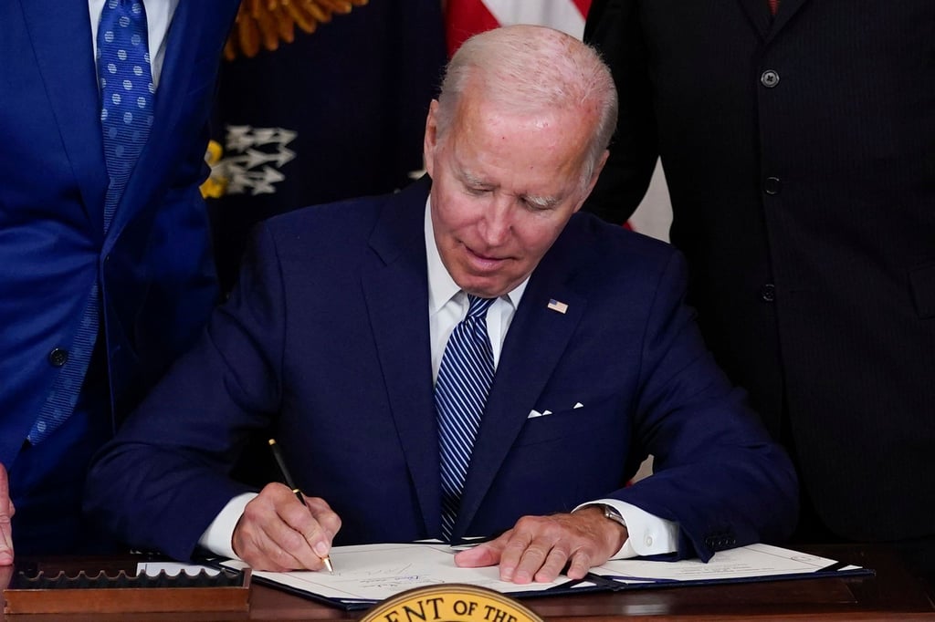 US-Präsident Joe Biden unterzeichnet ein Gesetz der Demokraten zum Klimawandel und zur Gesundheitsversorgung.
