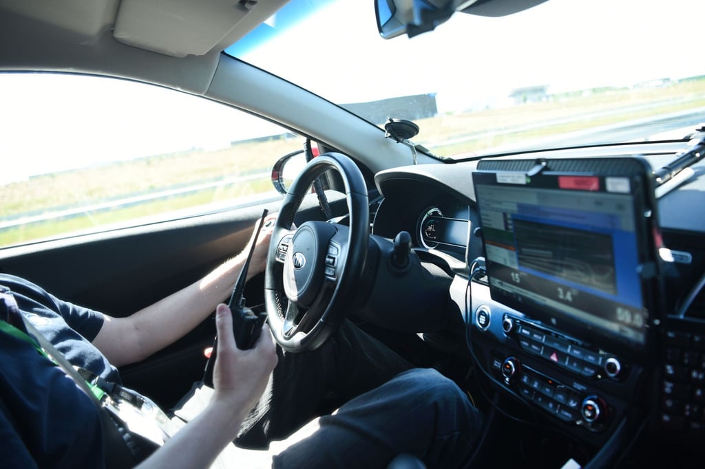Informationszentrale: Der Ingenieur am Steuer leitet den Fahrversuch ein.