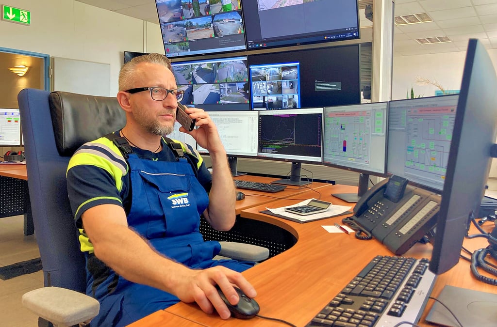 Uwe Gosch arbeitet schon seit 1999 als Dispatcher im Stadtwerke-Leitstand in Friedenshall.
