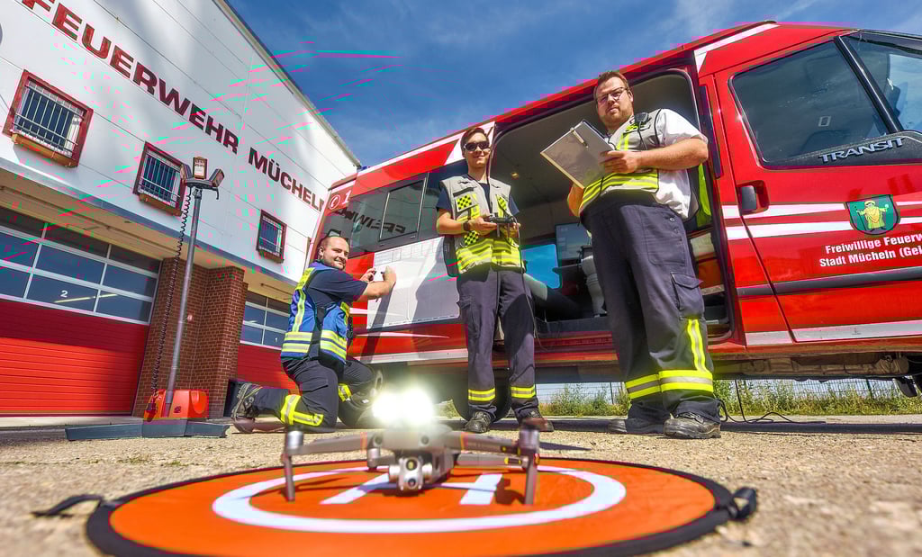 Björn Weber vom Kreisfeuerwehrverband plant mit Drohnenpilot Laurin Stephan und Jörg Kießling von der Feuerwehr Mücheln den Einsatz.
