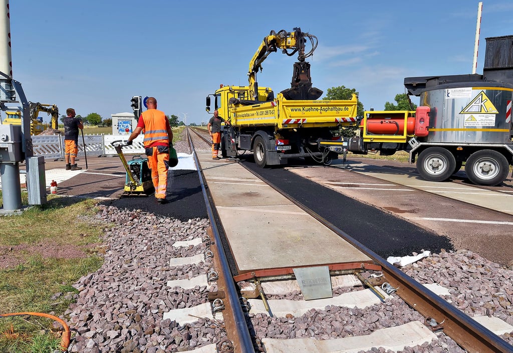 Gleisbauarbeiten am Bahnübergang Frenz
