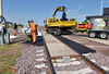 Gleisbauarbeiten am Bahnübergang Frenz 