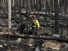 Einsatzkräfte einer Waldbrand Spezialeinheit im Harz. Seit Donnerstag brannte eine größere Waldfläche im Nationalparkgebiet Harz.