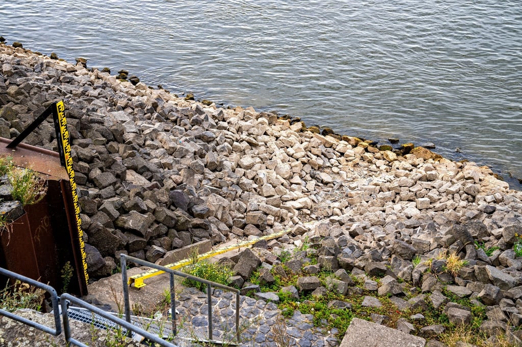 Das Rheinufer in Emmerich: Wegen der anhaltenden Trockenheit hat der Rheinpegel einen Tiefstand erreicht.