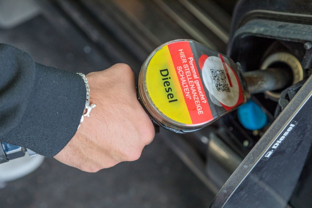 Ein Mann tankt an einer Tankstelle Diesel. Beim Dieselpreis zeigt sich derzeit laut ADAC „ein massives Nord-Süd-Gefälle“.