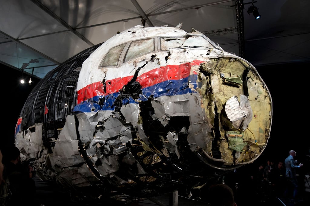 Die aus Trümmern wieder zusammen gesetzte Boeing 777 der Malaysia Airlines, die als Flug MH17 über der Ukraine abgeschossen wurde.