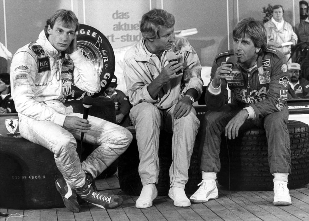 Moderator Karl Senne (M) beim Interview mit den Formel-1-Piloten Manfred Winkelhock (r) und Stefan Bellof (l) im Aktuellen Sportstudio.