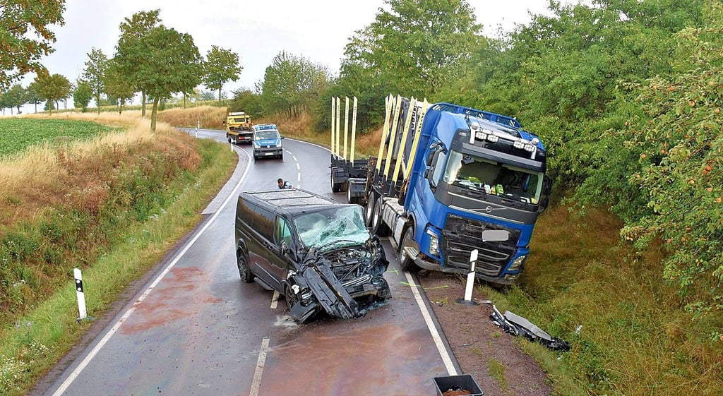 Nach dem Unfall markiert die Polizei die Spuren der beteiligten Fahrzeuge. Am nächsten Tag startete eine Drohne zu Aufnahmen aus der Luft.