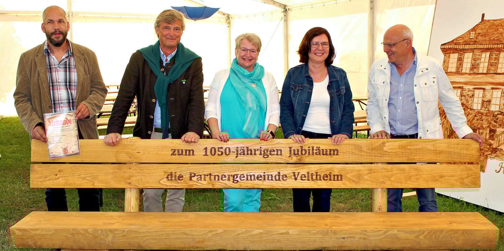Eine Partnerschaftsbank, die Veltheim im Juli 2016 gestiftet wurde. Von links: Marco Jede, damals Ortsbürgermeister von Veltheim/Fallstein, Alexander von Veltheim (Veltheim/Ohe), Ursula Staufer (Veltheim/Winterthur), Yvonne Berglund (Veltheim/Aargau) und Reinhold Koelling aus Veltheim/Porta Westfalica.