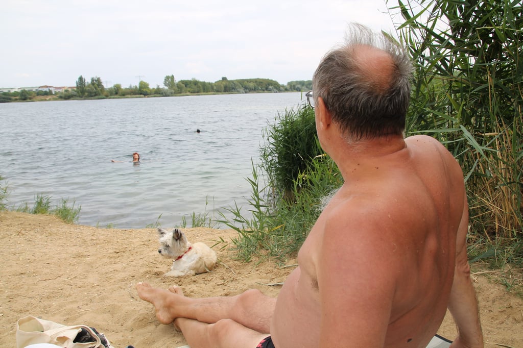 Olexander kam mit seiner Frau Liudmyla und einer Bekannten zum „Hufi“. Vom Badeverbot habe er nichts gewusst, sagt der Ukrainer.