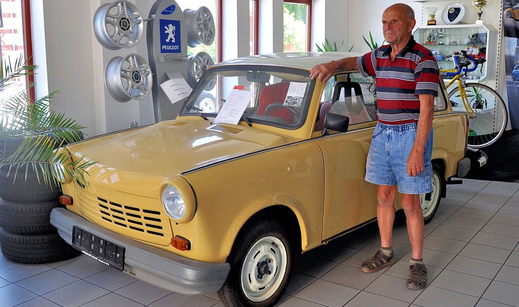 Otto Kern posiert an einem alten Trabant in seinem ehemaligen Geschäft Autohaus Kern & Selzer in Salzwedel.